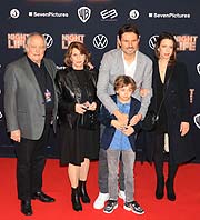 Michael Verhoeven mit Frau Senta Berger sowie Sohn Simon Verhoeven mit dessen Frau Nina und Sohn David (©Fotoi: Martin Schmitz)